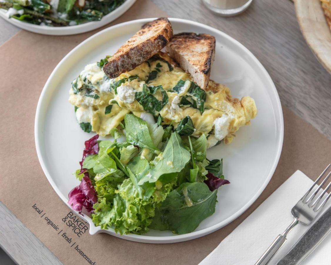 Shirvan Hotel City Yard เจดดาห์ ภายนอก รูปภาพ Scrambled eggs with spinach and salad