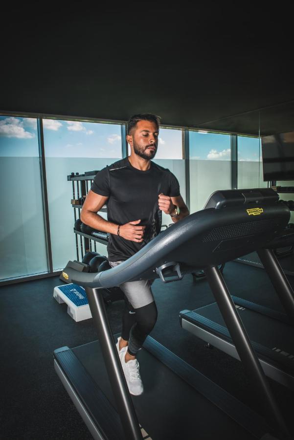 Shirvan Hotel City Yard เจดดาห์ ภายนอก รูปภาพ A man on a treadmill