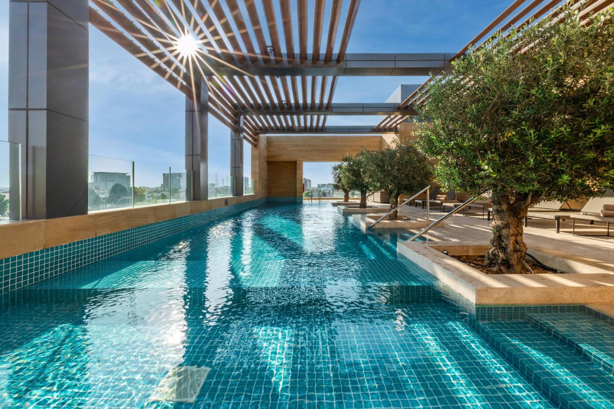 Shirvan Hotel City Yard เจดดาห์ ภายนอก รูปภาพ The swimming pool at the top of the building