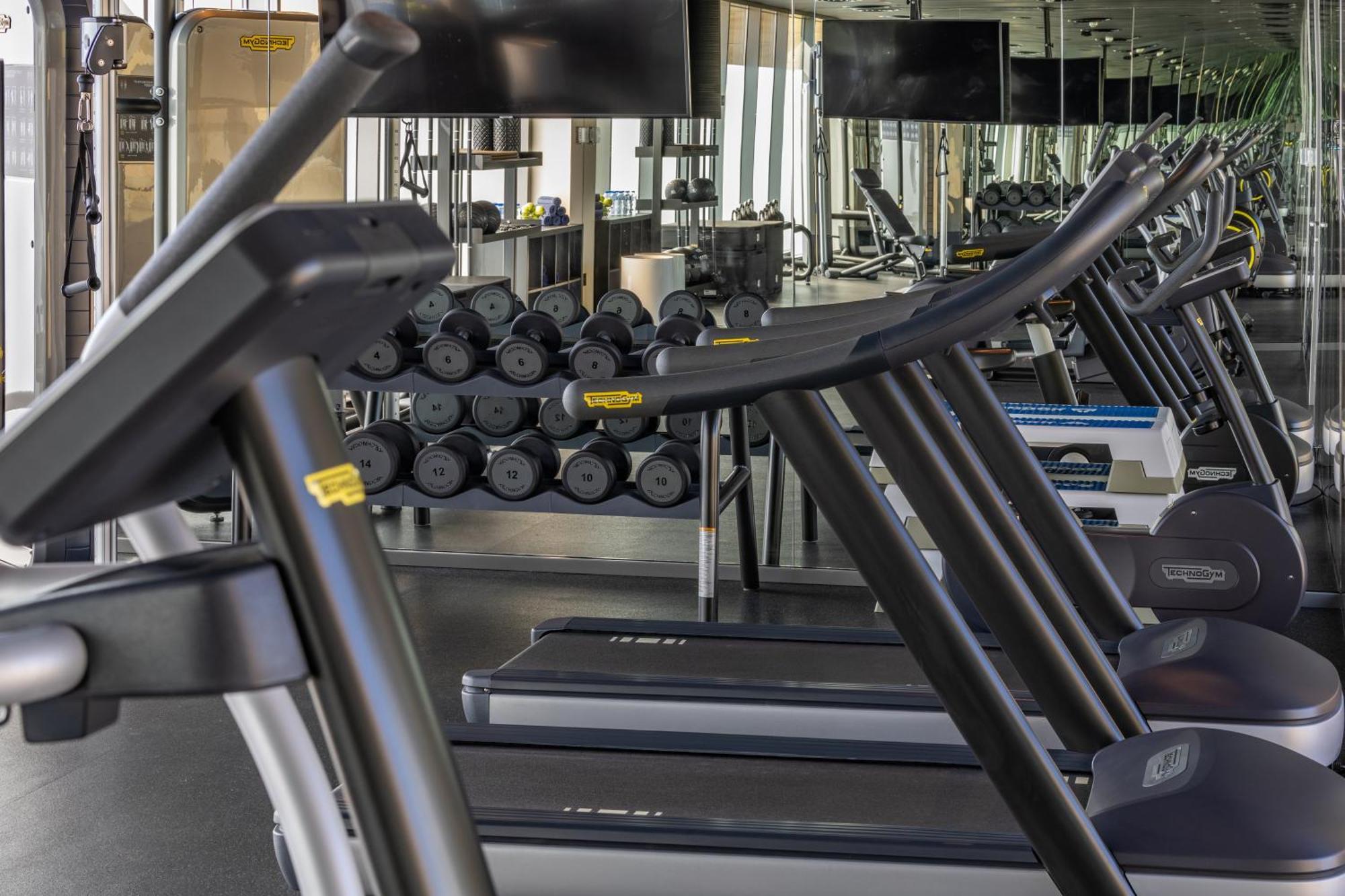 Shirvan Hotel City Yard เจดดาห์ ภายนอก รูปภาพ A row of treadmills