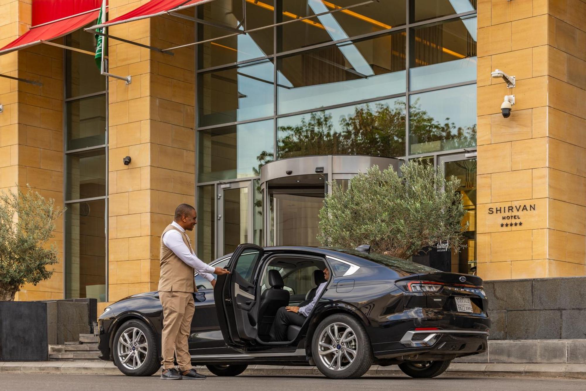 Shirvan Hotel City Yard เจดดาห์ ภายนอก รูปภาพ A chauffeur opening the door of a car