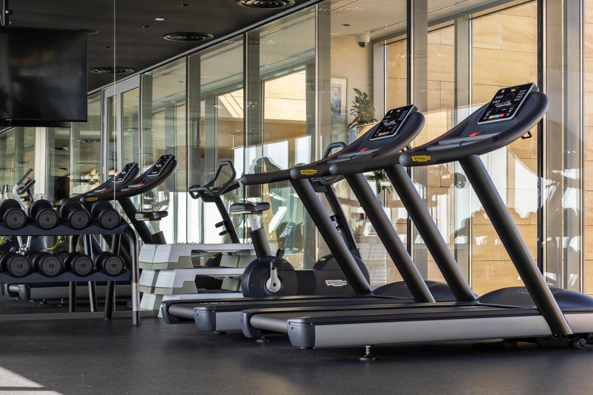 Shirvan Hotel City Yard เจดดาห์ ภายนอก รูปภาพ Treadmills in a gym