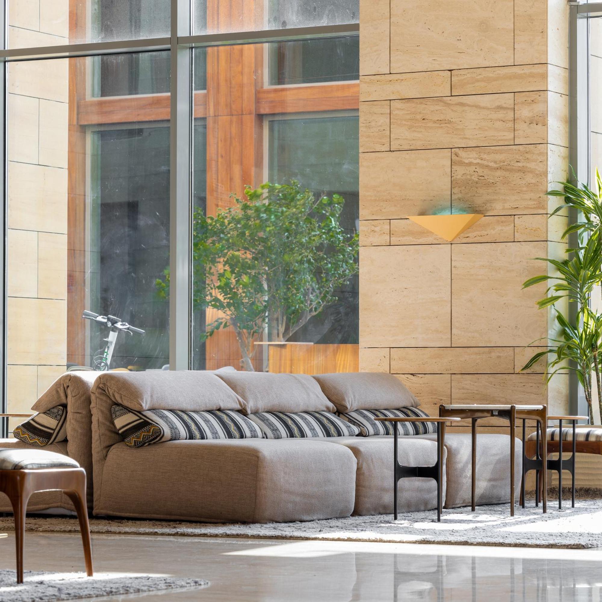Shirvan Hotel City Yard เจดดาห์ ภายนอก รูปภาพ A modern sofa